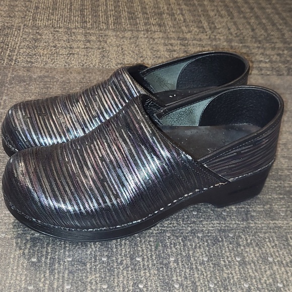 Pre-loved Size 43 dansko clog.  Pre-loved Size 43 dansko clog. - Picture 4 of 10